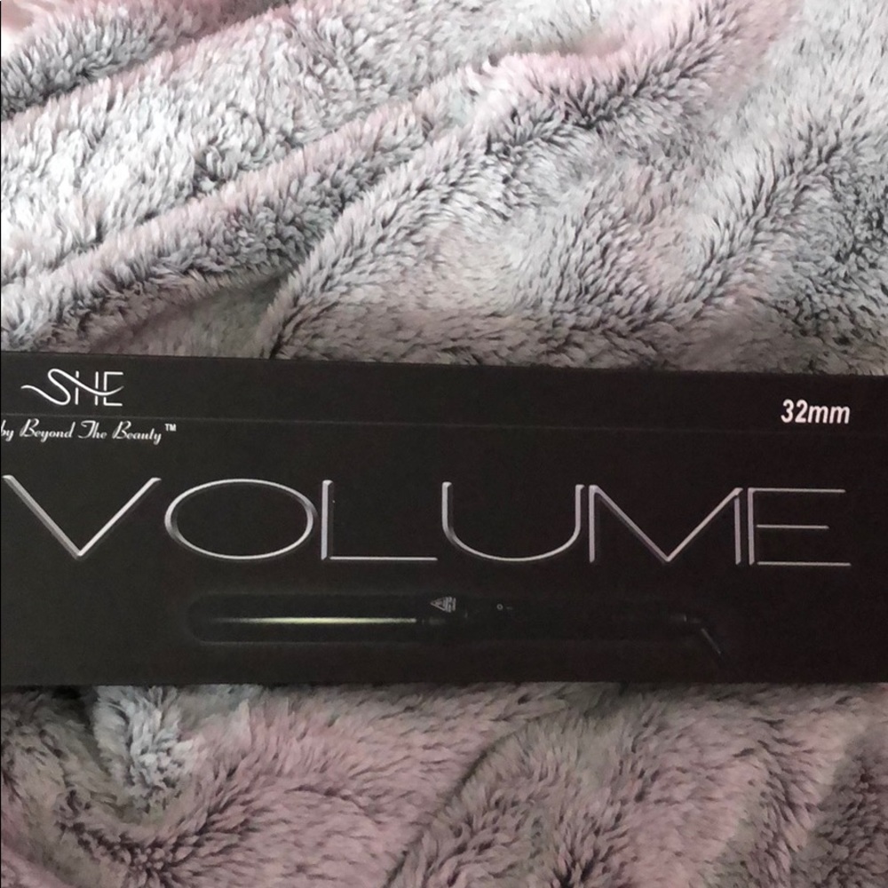 Brand new she curling iron